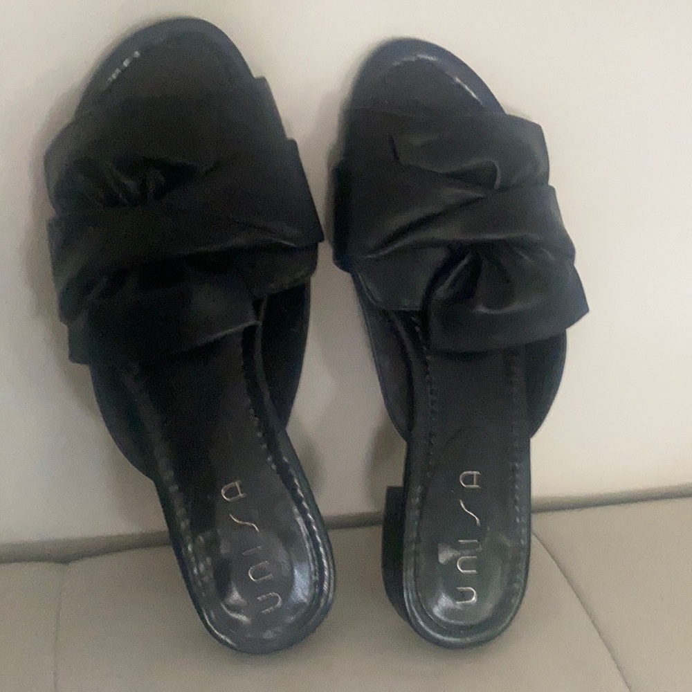 Never worn black stylish flats
